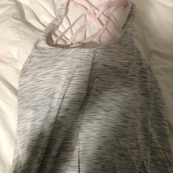 Lululemon slay the studio 2-in-1 tank S6 - Picture 2 of 3